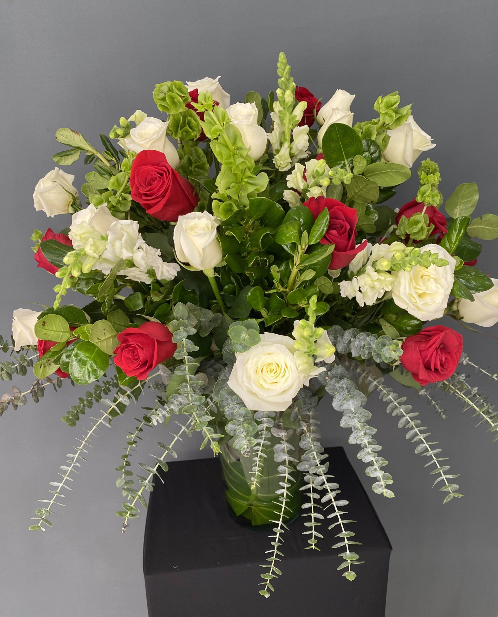 24 Rosas Blancas Y Rojas en Cristal