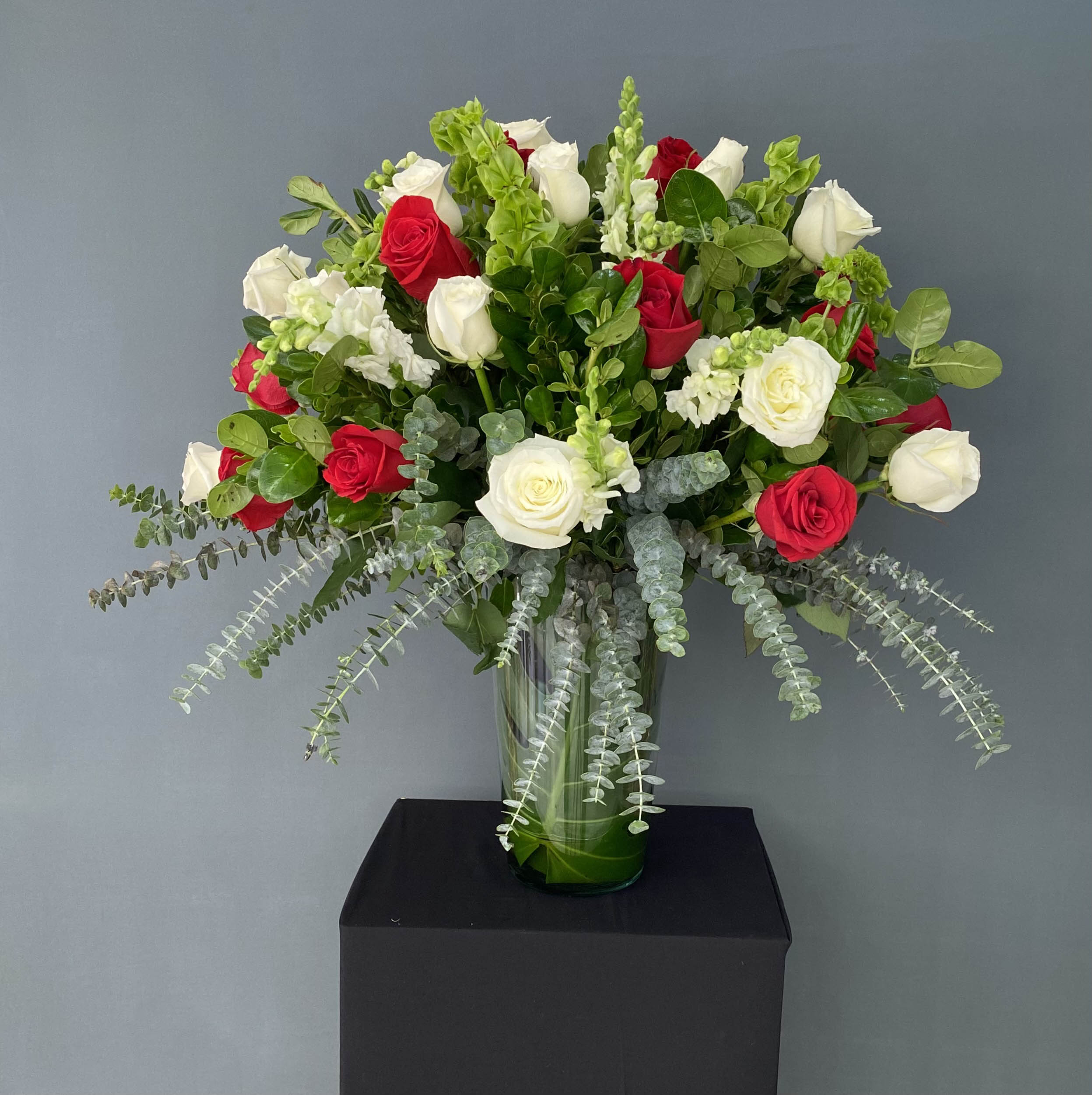 24 Rosas Blancas Y Rojas en Cristal